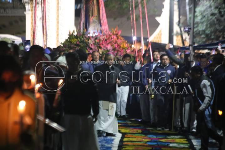 Realizan tradicional bajada de la Virgen de Ocotlán en Tlaxcala