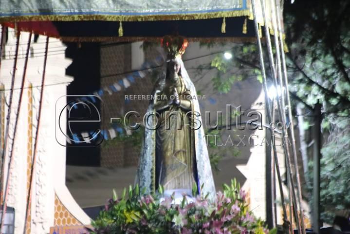 Realizan tradicional bajada de la Virgen de Ocotlán en Tlaxcala