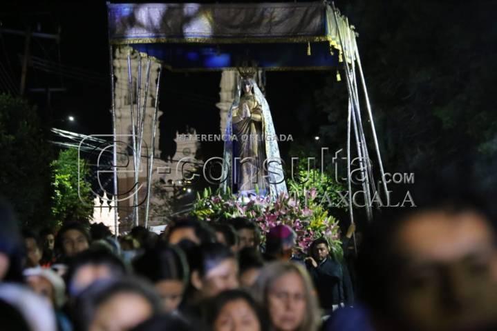Realizan tradicional bajada de la Virgen de Ocotlán en Tlaxcala