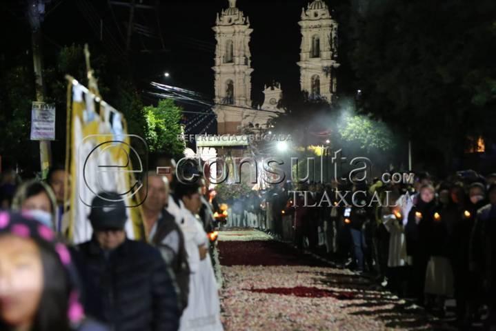Realizan tradicional bajada de la Virgen de Ocotlán en Tlaxcala