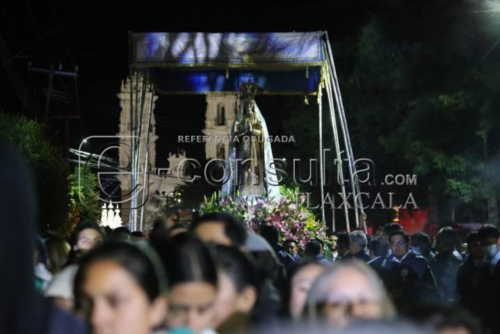 Realizan tradicional bajada de la Virgen de Ocotlán en Tlaxcala