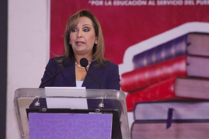 Entrega Gobernadora estímulos a docentes con más de 30 años de servicio 