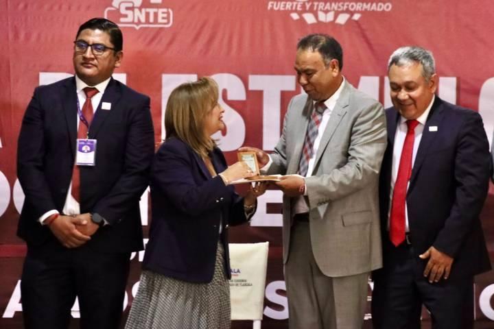 Entrega Gobernadora estímulos a docentes con más de 30 años de servicio 