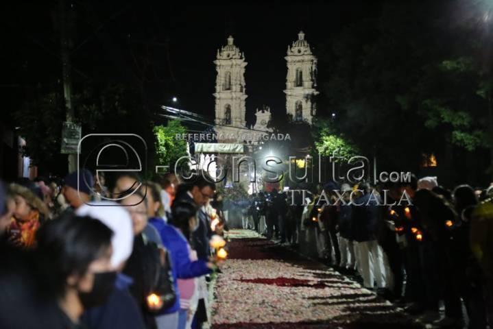 Realizan tradicional bajada de la Virgen de Ocotlán en Tlaxcala