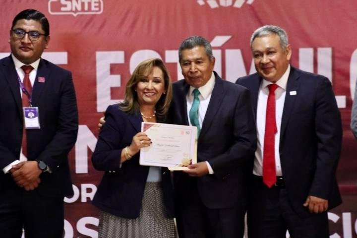 Entrega Gobernadora estímulos a docentes con más de 30 años de servicio 