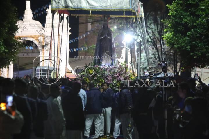 Realizan tradicional bajada de la Virgen de Ocotlán en Tlaxcala