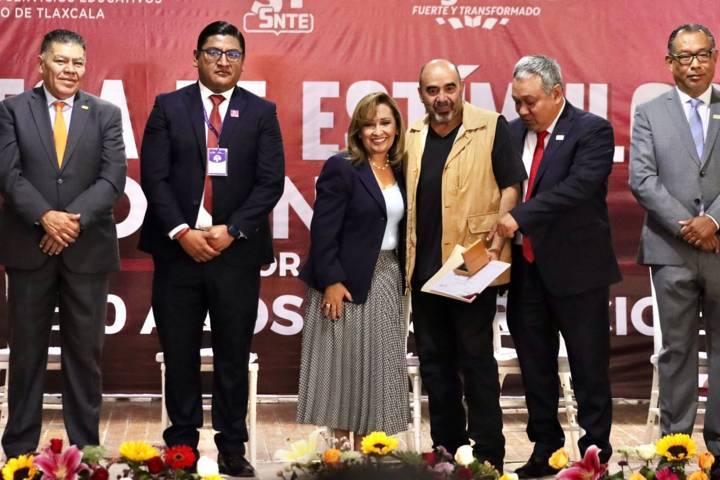 Entrega Gobernadora estímulos a docentes con más de 30 años de servicio 