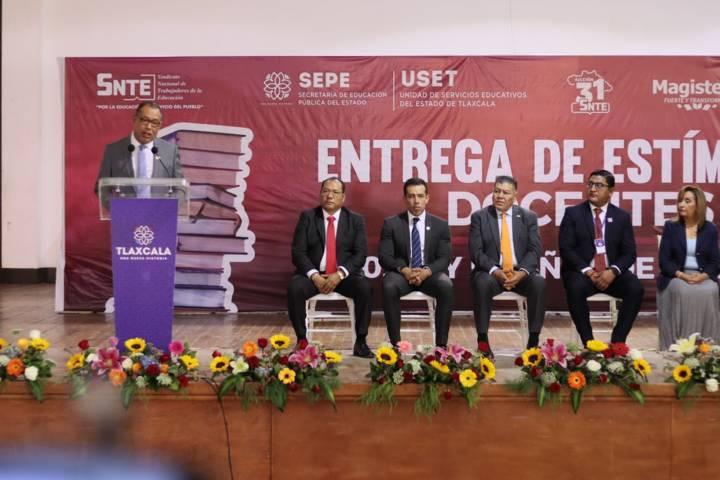 Entrega Gobernadora estímulos a docentes con más de 30 años de servicio 