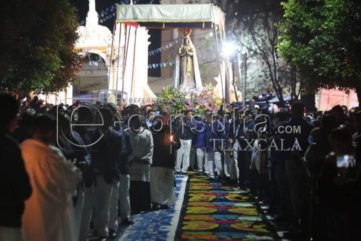 Realizan tradicional bajada de la Virgen de Ocotlán en Tlaxcala
