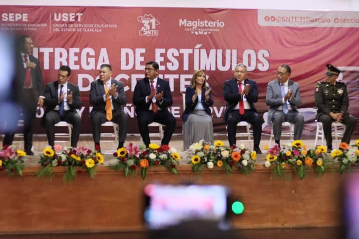 Entrega Gobernadora estímulos a docentes con más de 30 años de servicio 