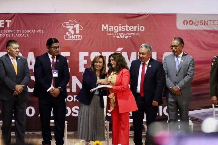Entrega Gobernadora estímulos a docentes con más de 30 años de servicio 