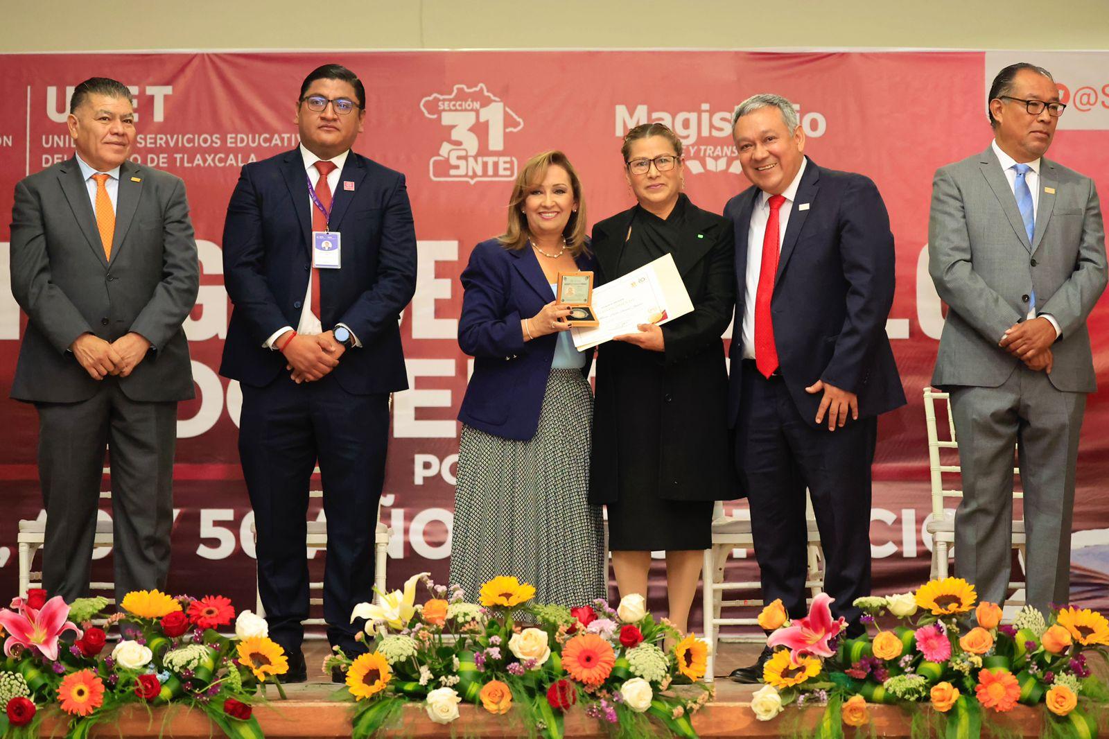Gobernadora entregó estímulos económicos a docentes por 30 y hasta 60 años de servicio
