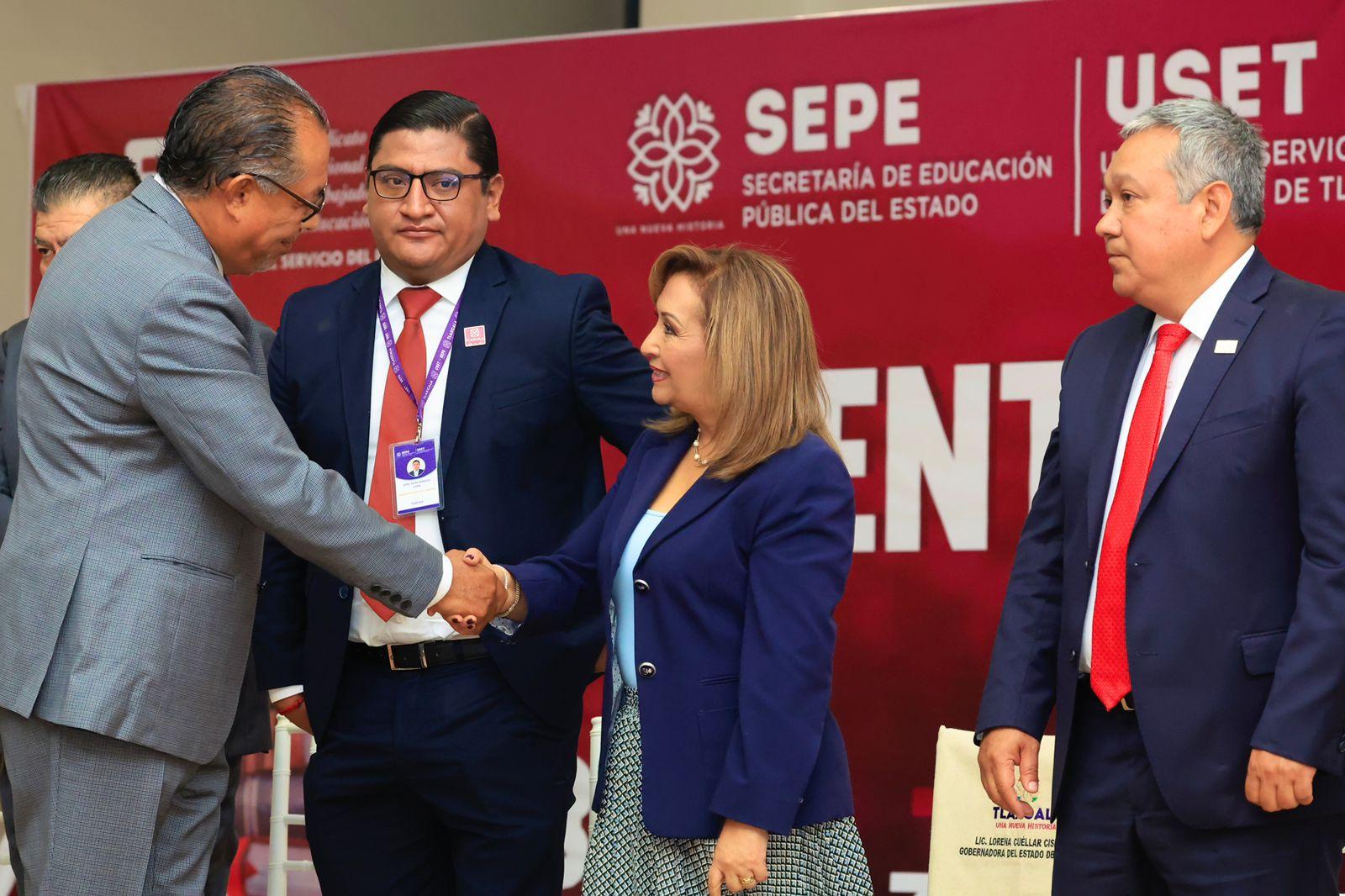 Gobernadora entregó estímulos económicos a docentes por 30 y hasta 60 años de servicio