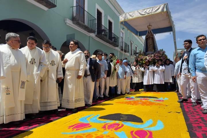 Continúa su recorrido la virgen de Ocotlán por las principales calles de la capital tlaxcalteca