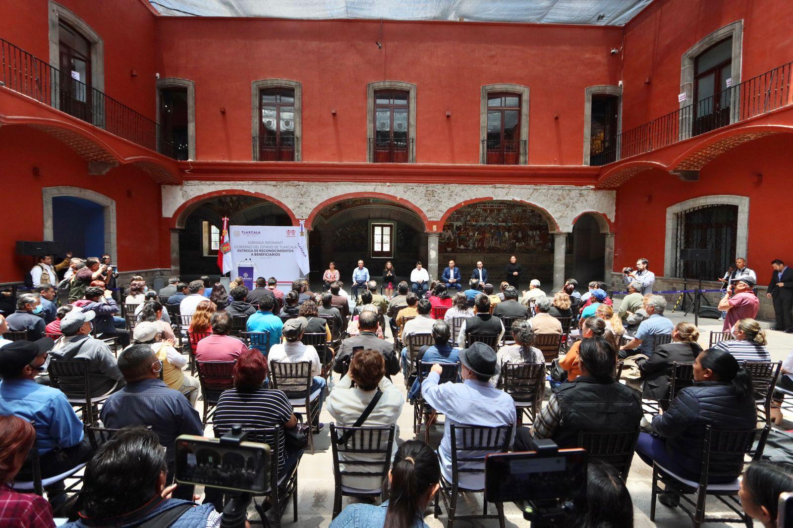 Entrega de reconocimientos a beneficiarios de créditos del INFONAVIT