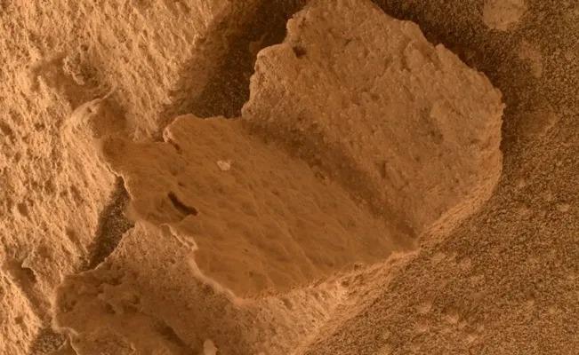 NASA halla en Marte fascinante roca con forma de libro
