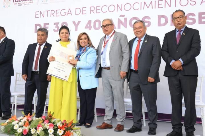 Reconoció Lorena Cuéllar a docentes de la Sección 55 con más de 30 y 40 años de servicio