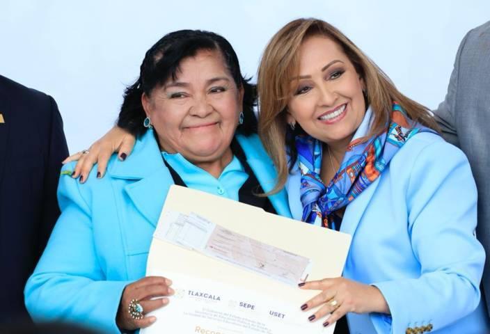 Reconoció Lorena Cuéllar a docentes de la Sección 55 con más de 30 y 40 años de servicio