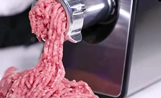 Por un descuido en el molino de carnes le amputan el brazo a un bebé