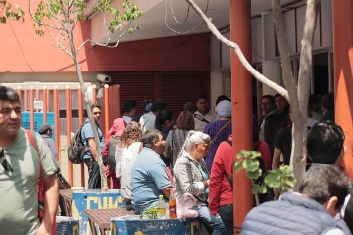 Continúan largas filas en los trámites para el cambio de placas 