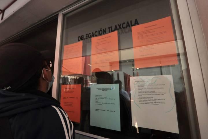 Continúan largas filas en los trámites para el cambio de placas 