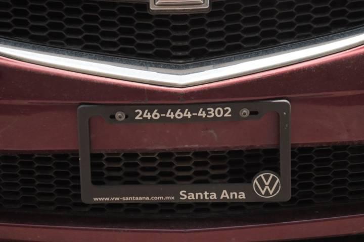 Continúan largas filas en los trámites para el cambio de placas 