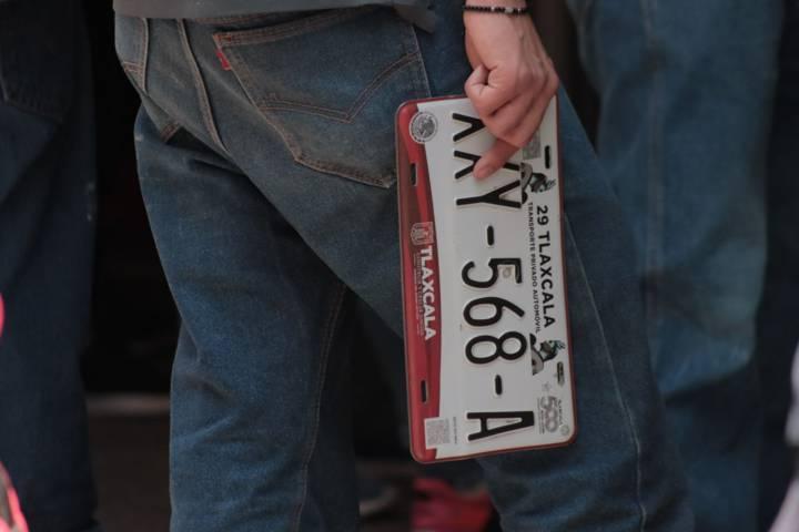 Continúan largas filas en los trámites para el cambio de placas 