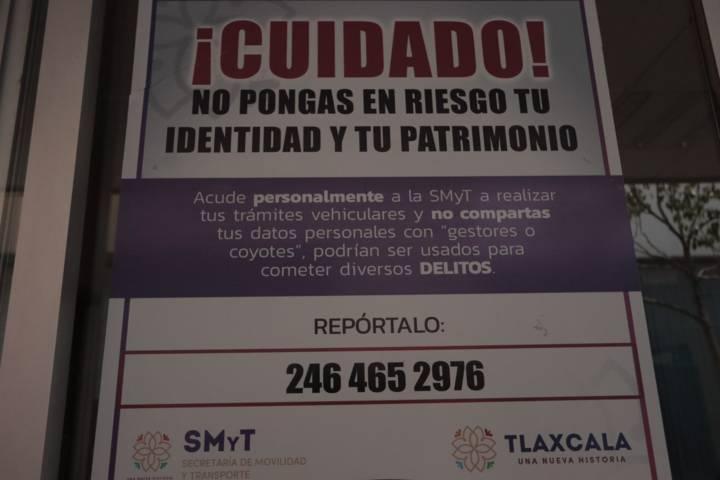 Continúan largas filas en los trámites para el cambio de placas 