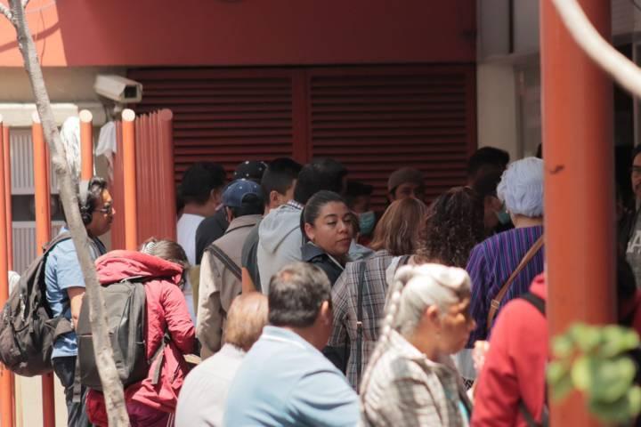 Continúan largas filas en los trámites para el cambio de placas 