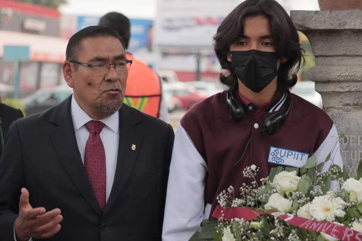 IPN coloca ofrenda floral a monumento de Lázaro Cárdenas 