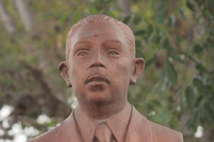 IPN coloca ofrenda floral a monumento de Lázaro Cárdenas 