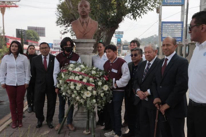 IPN coloca ofrenda floral a monumento de Lázaro Cárdenas 