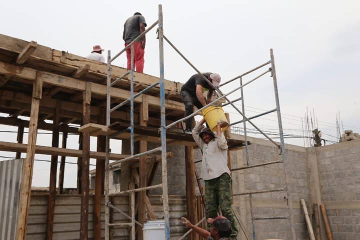 Trabajo duro realizan trabajadores de la construcción día a día
