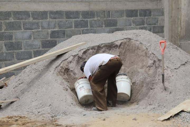 Trabajo duro realizan trabajadores de la construcción día a día