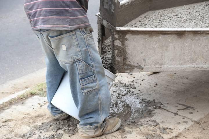 Trabajo duro realizan trabajadores de la construcción día a día