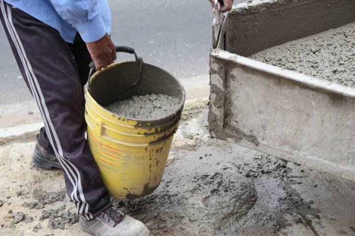 Trabajo duro realizan trabajadores de la construcción día a día