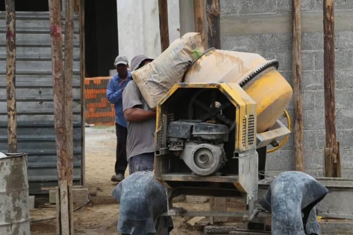 Trabajo duro realizan trabajadores de la construcción día a día