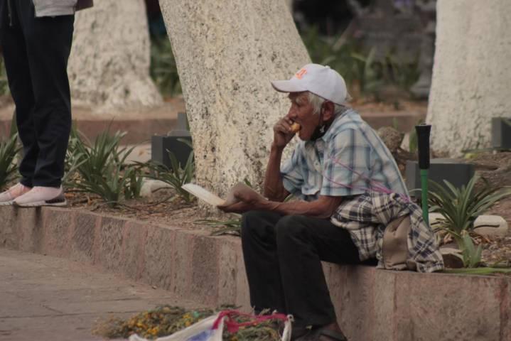 Persona de la tercera edad sobrevive vendiendo hierbas para remedios 
