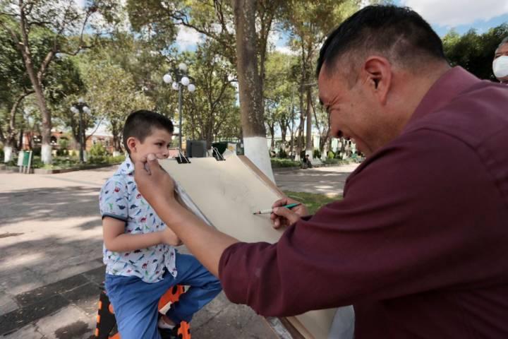 Josué Carbente recorre el país realizando retratos a lápiz 