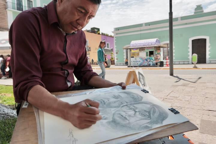 Josué Carbente recorre el país realizando retratos a lápiz 