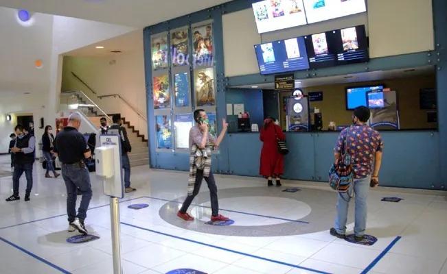 Siembran terror en un Cinépolis tras aventar bombas caseras en una de las salas