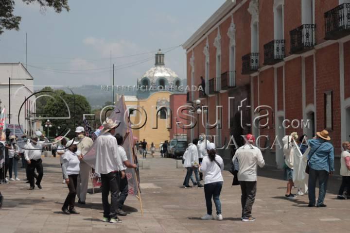 Se manifiestan pobladores de Xicohtzinco por aniversario luctuoso de Rodríguez Mena