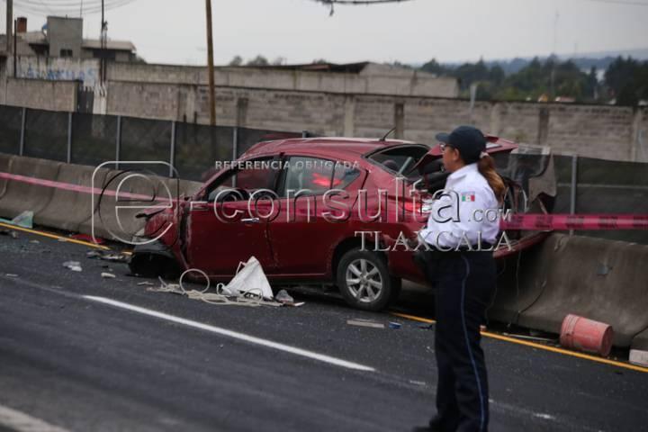 Muere masculino al volcar y salir eyectado de su vehículo en Xaloztoc 