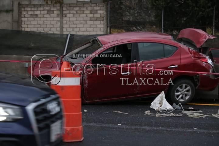 Muere masculino al volcar y salir eyectado de su vehículo en Xaloztoc 