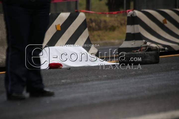Muere masculino al volcar y salir eyectado de su vehículo en Xaloztoc 