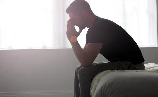 Extraña pose del Kamasutra provoca que un hombre se fracture el p*ne