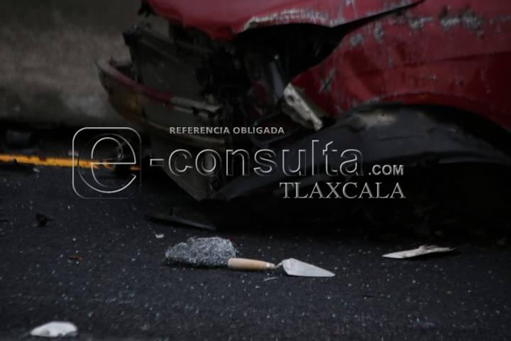 Muere masculino al volcar y salir eyectado de su vehículo en Xaloztoc 