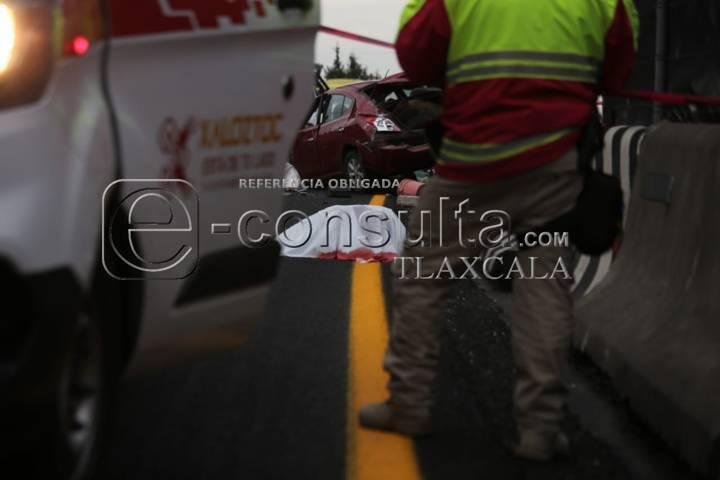Muere masculino al volcar y salir eyectado de su vehículo en Xaloztoc 