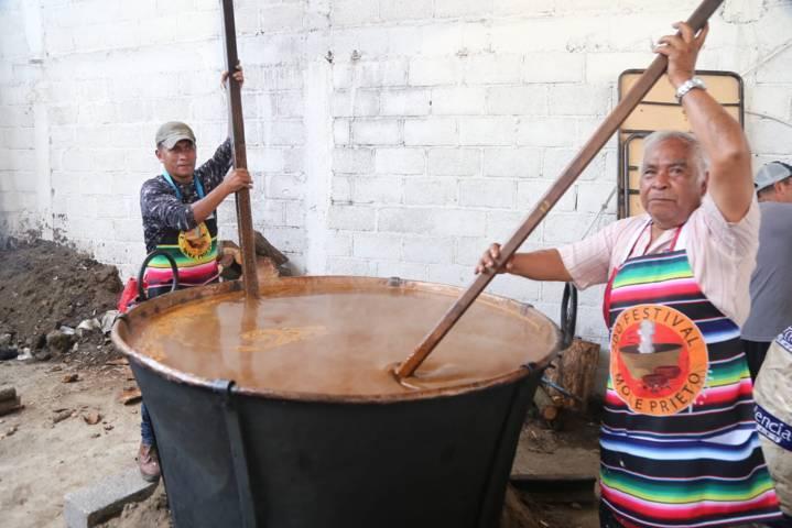 Aún estás a tiempo, lánzate al Segundo Festival del Mole Prieto en Contla 