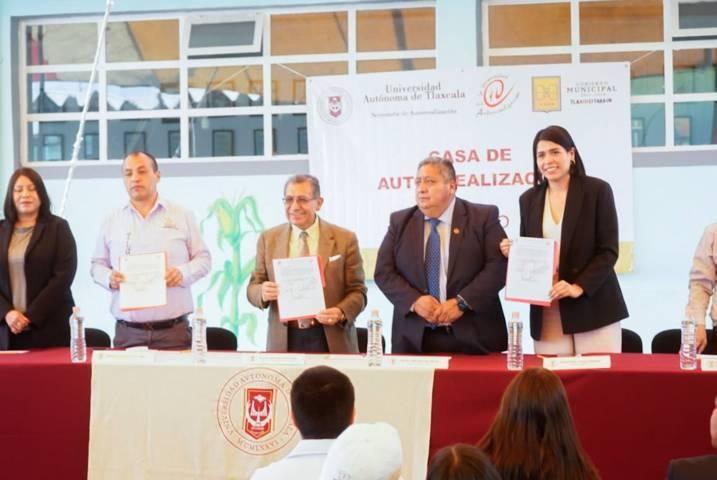 Diana Torrejón y Serafín Ortiz inauguran casa de autorrealización en Tlaxco
